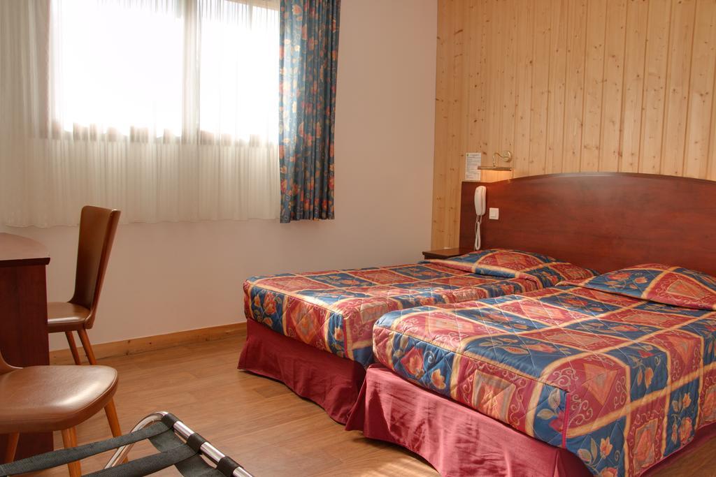 Le Chalet De La Foret Hotel 3 Etoiles Et Restaurant Vierzon Habitación foto